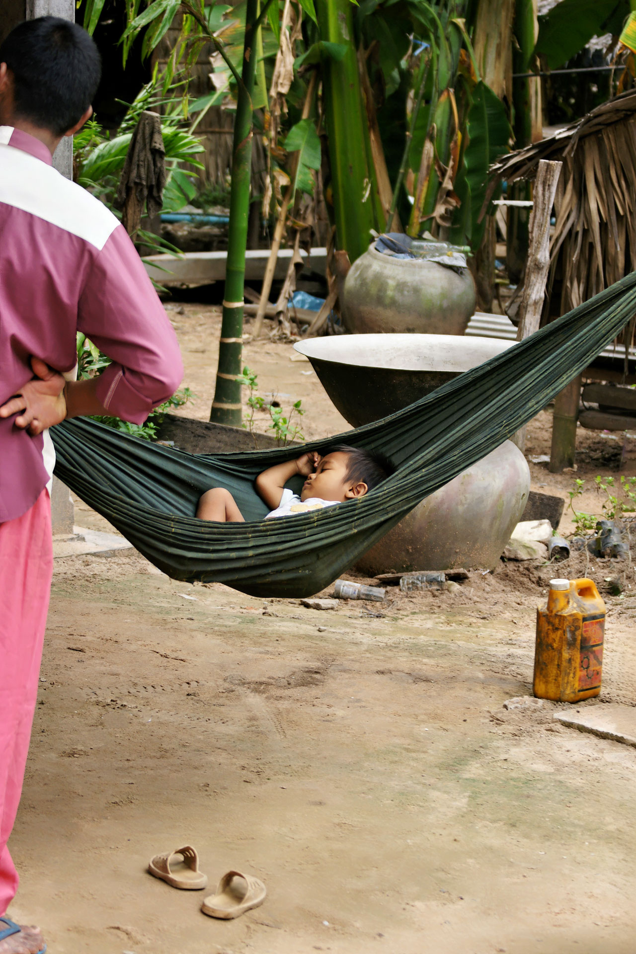 Auf dem Markt des Dorfs Preah Dak im Gebiet von Angkor - Dank des schlafenden Kinds kann die Mutter in Ruhe den Geschäften nachgehen